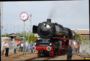 nach dem Drehen verläßt die Lokomotive die Drehscheibe - Foto Heidi Balzer